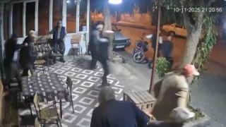 Depreme kahvehanede yakalanan vatandaşların panik hali kamerada