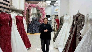 Depremlerde iki iş yeri yıkılan kadın pes etmedi