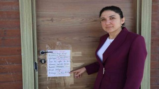 Depremzede öğrencilerin eğitim gördüğü kütüphaneye dadanan klima hırsızlarına not asıp Lütfen Çalma diyerek seslendiler