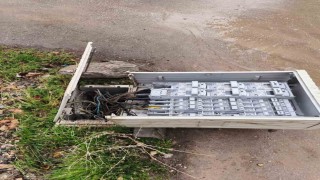 Devrilen elektrik trafosu ölüm saçıyor