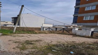 Devrilen internet direğinin çevreye dağılan kabloları risk oluşturuyor