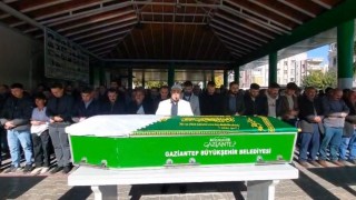 Devrilen otomobilde hayatını kaybeden kadın, memleketinde defnedildi