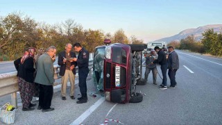 Devrilen ticari araçta 4 kişi kazayı yara almadan atlattı