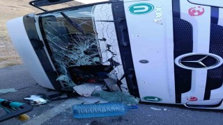 Devrilen tırın sürücüsü yaralandı