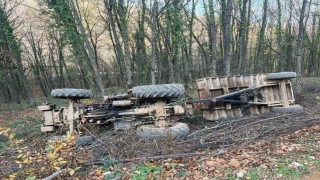 Devrilen traktördeki 2 kişi yaralandı