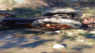 Devrilen traktörün altında kalan sürücü hayatını kaybetti