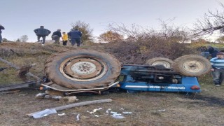 Devrilen traktörün altında kalan sürücü yaralandı