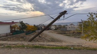 Diclede vatandaşlardan eğri direğin değiştirilmesi talebi