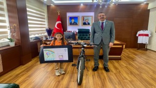 Dilimizin Zenginlikleri Projesi yarışmasında dereceye giren öğrencilere ödül