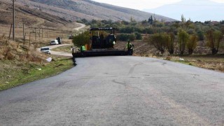 Dinarın köylerinde sıcak asfalt çalışmaları başladı