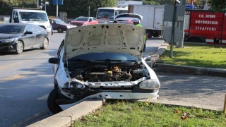 Direksiyon hakimiyeti kaybolan ehliyetsiz sürücü refüje çarptı