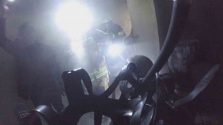 Diyarbakırda 2si çocuk 7 kişinin etkilendiği yangın kask kamerasına yansıdı