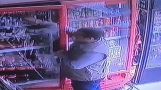 Diyarbakırda bir şahsın içecek çalma anı güvenlik kamerasına yansıdı