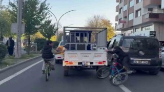 Diyarbakırda bisikletli çocukların tehlikeli yolculuğu