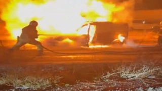 Diyarbakırda hafif ticari araç alev topuna döndü