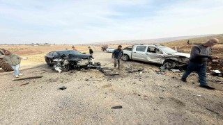 Diyarbakırda iki otomobil kafa kafaya çarpıştı: 2 yaralı