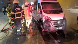 Diyarbakırda itfaiye ekiplerinin karavan yangınına müdahalesi kask kamerasında