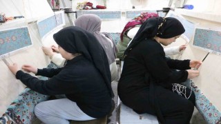 Diyarbakırda kadınlar ürettikleri el emeği dokuma halıları Avrupaya satıyor