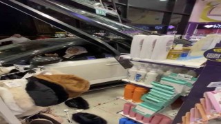 Diyarbakırda kontrolden çıkan otomobil kozmetik mağazasına daldı