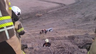 Diyarbakırda otomobil şarampole yuvarlandı: Yaralı sürücüyü itfaiye kurtardı