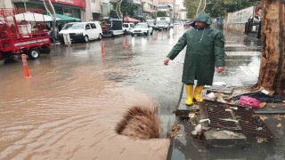 Diyarbakırda sağanak yağış yolları göle çevirdi