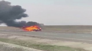 Diyarbakırda seyir halindeki otomobil alev topuna döndü