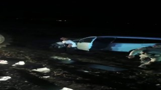 Diyarbakırda traktör ile hafif ticari araç çarpıştı: 2 yaralı