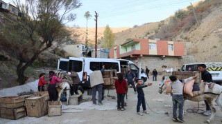 Diyarbakırın kırsal mahallesinde yükler eşeklerle evlere götürülüyor