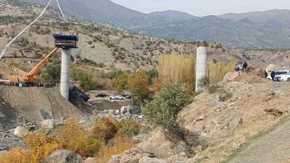 Diyarbakırın Kulp ilçesinde köprü inşaatında meydana gelen çökme sırasında yaralanan 4 kişi hastaneye sevk edilirken, 2 kişiyi enkaz altından çıkarma çalışmaları devam ediyor.