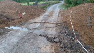 Doğalgaz çalışması sonucu bozulan yollar tehlike oluşturuyor