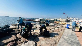 Doğaseverler Karşıyakada kıyı temizliği yaptı