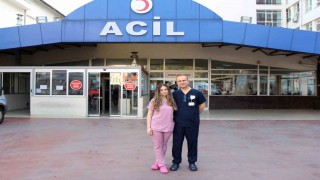 Doktor baba kız birlikte şifa dağıtıyor