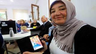 Dolandırıcıların hedef kitlesi 60 yaş üzerine akıllı telefon kullanımı eğitimi
