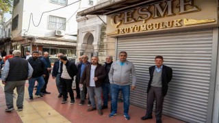 Dolandırıldıklarını iddia eden kuyumcu mağdurları dükkan önünde toplandı
