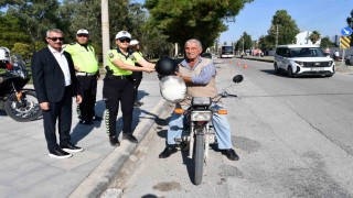 Dörtyolda polis ekipleri, motosiklet sürücülerine kask dağıttı