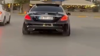 Drift atan sürücünün tehlikeli yolculuğu kamerada