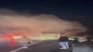 Dumanların yükseldiği yolcu midibüsündeki yangını muhtar ve vatandaşlar önledi