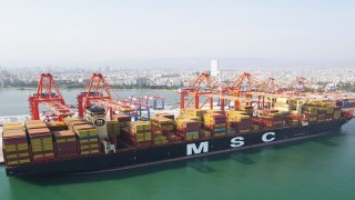 Dünyanın en büyük konteyner gemisi Mersin Limanına geldi
