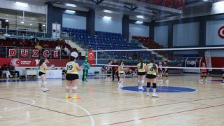 Düzce küçük kızlar voleybol müsabakaları başladı