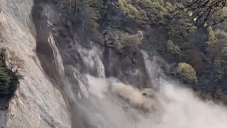 Düzcede heyelan anı kameraya yansıdı: Otomobil kıl payı kurtuldu