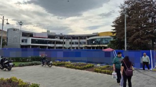 Düzcede yıkım çalışması süren belediye binasında yangın