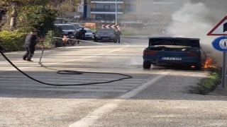 Eceabatta seyir halindeki otomobil yanarak kullanılamaz hale geldi
