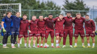 Edin Visca, genç oyunculara rehberlik ediyor