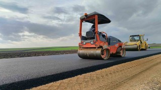 Edirnede köy yolları modern asfaltla yenileniyor