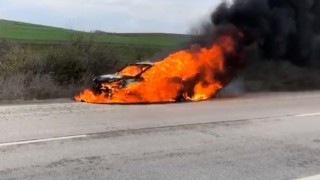 Edirnede otomobil alev alev yandı