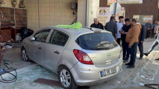 Edirnede otomobil fırına girdi: 4 yaralı