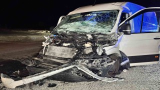 Edirnede tıra çarpan panelvan hurdaya döndü