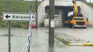 Edremitte sağanak yağış hayatı felç etti
