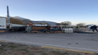 Eğirdirde iki tırın çarpıştığı kazada sürücülerden biri yaralandı