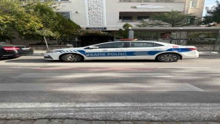 Ekip otosunu yaya yoluna park eden polis memuruna trafik cezası kesildi